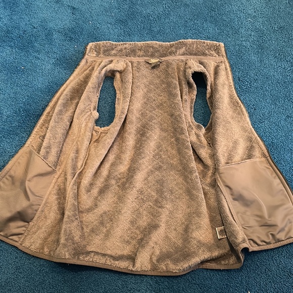 Fuzzy vest - Picture 3 of 3